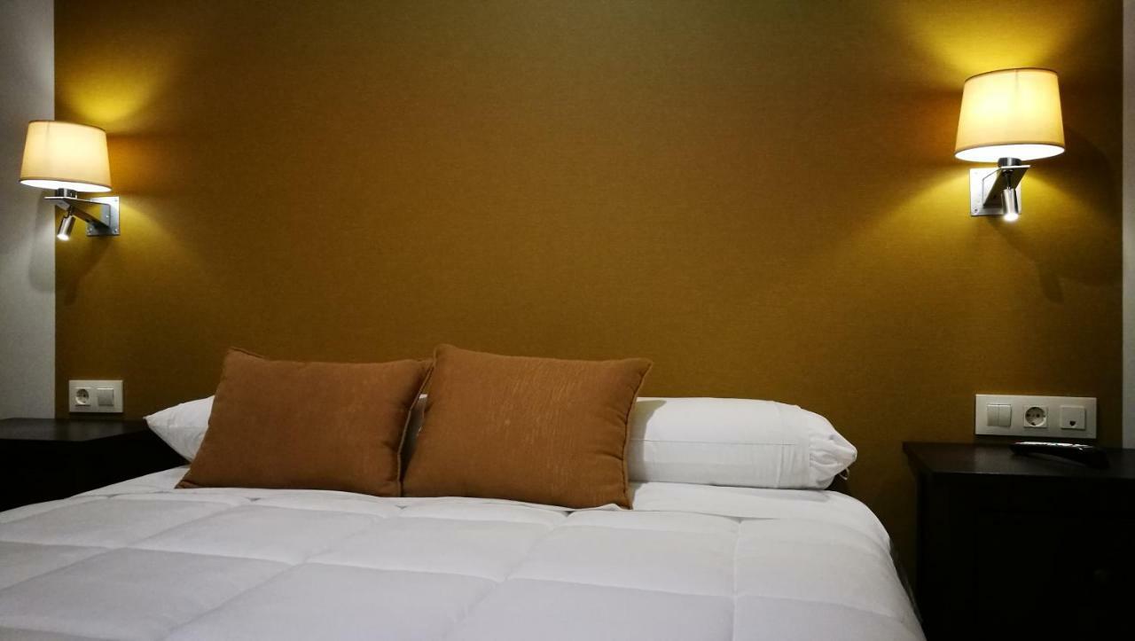 Hotel Moya นาวัลโมรัล เด ลา มาตา ภายนอก รูปภาพ