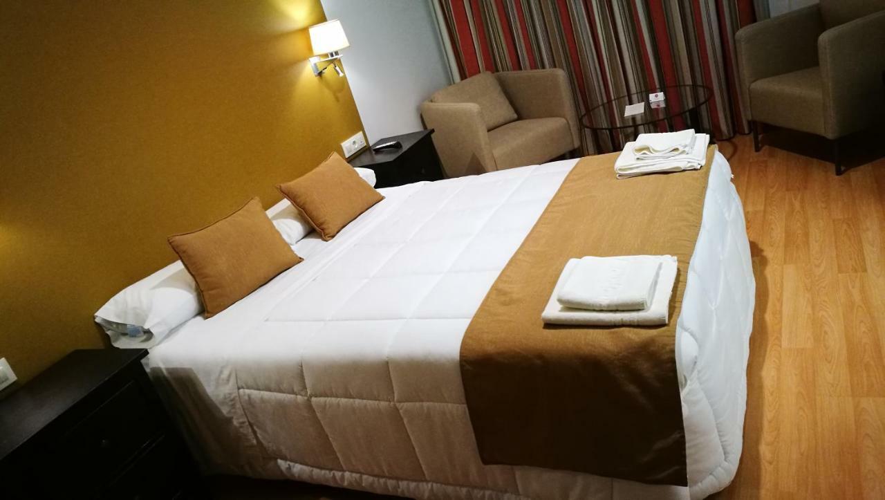 Hotel Moya นาวัลโมรัล เด ลา มาตา ภายนอก รูปภาพ
