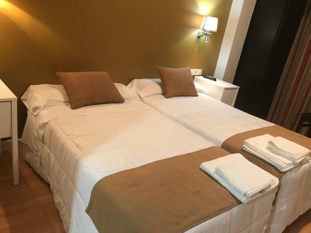 Hotel Moya นาวัลโมรัล เด ลา มาตา ภายนอก รูปภาพ